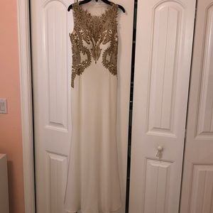 Stunning formal dress!